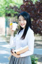 女大学生在校园