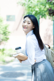 女大学生在校园