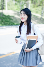 女大学生在校园