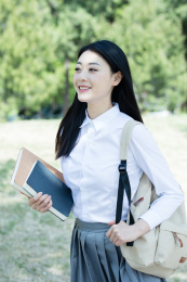女大学生在校园