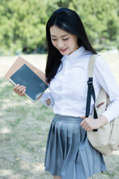 女大学生在校园