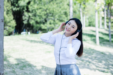 女大学生在校园