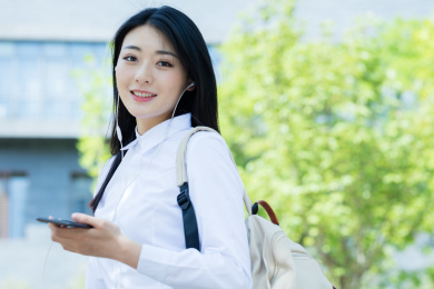 女大学生在校园