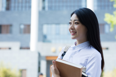 女大学生在校园