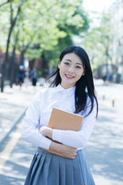 女大学生在校园
