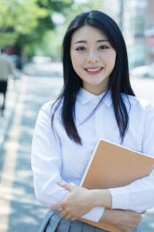 女大学生在校园
