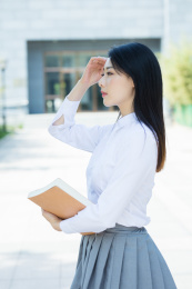 女大学生在校园