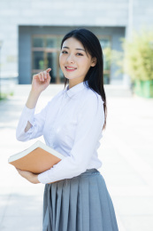 女大学生在校园