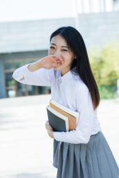 女大学生在校园