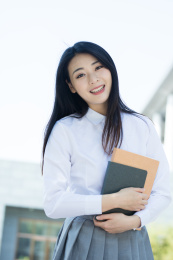 女大学生在校园