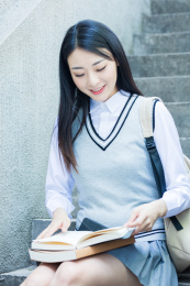 女大学生在校园