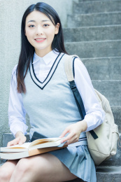 女大学生在校园
