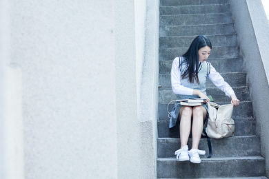 女大学生在校园