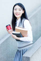 女大学生在校园