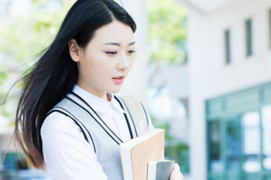 女大学生在校园