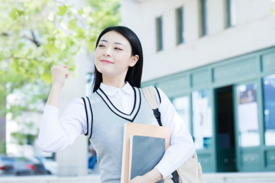 女大学生在校园