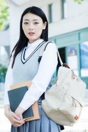 女大学生在校园