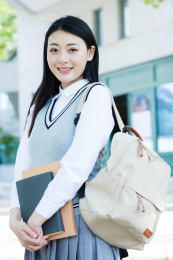 女大学生在校园