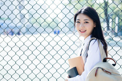 女大学生在校园