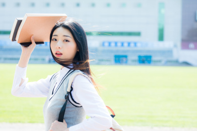 女大学生在校园