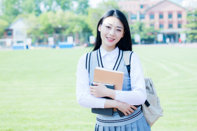 女大学生在校园