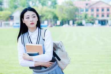 女大学生在校园