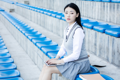 女大学生在校园