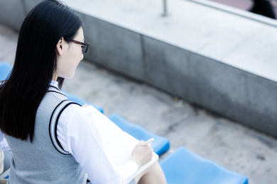 女大学生在校园