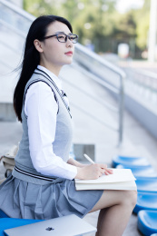 女大学生在校园