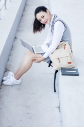 女大学生在校园