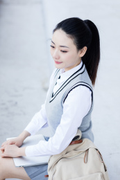 女大学生在校园