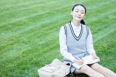 女大学生在校园