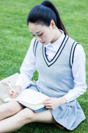 女大学生在校园