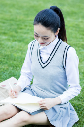 女大学生在校园