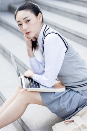 女大学生在校园