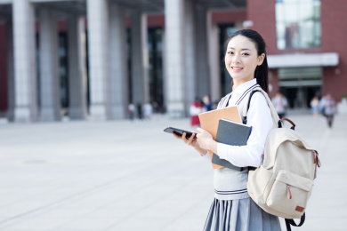 女大学生在校园