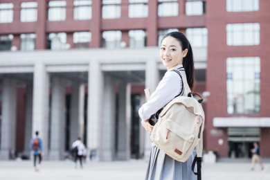 女大学生在校园