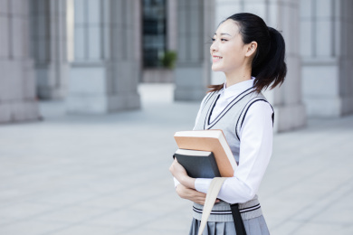 女大学生在校园