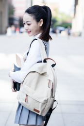 女大学生在校园