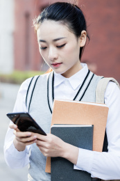 女大学生在校园