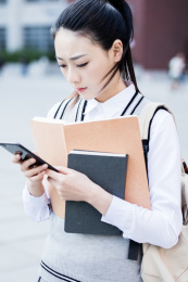 女大学生在校园