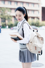 女大学生在校园