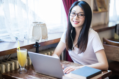 女大学生在校园