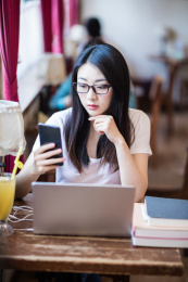 女大学生在校园