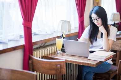 女大学生在校园