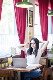 女大学生在校园