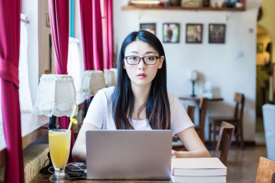 女大学生在校园