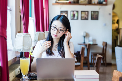 女大学生在校园