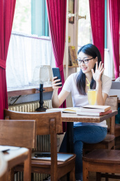 女大学生在校园