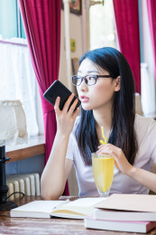 女大学生在校园